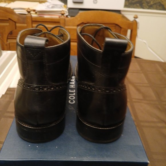 Beautiful pair of Cole Haan black wing tipped shoes. (Dize...